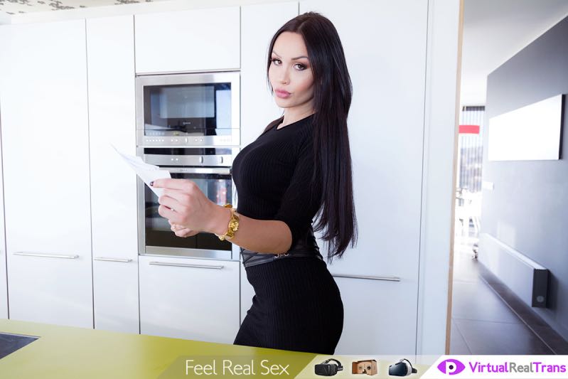 黒の超セクシーランジェリーを身につけた巨根ペニクリニューハーフのオナニーを目の前で体験！